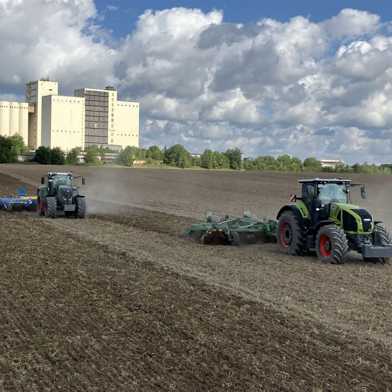 Traktoren pflügen Fekd